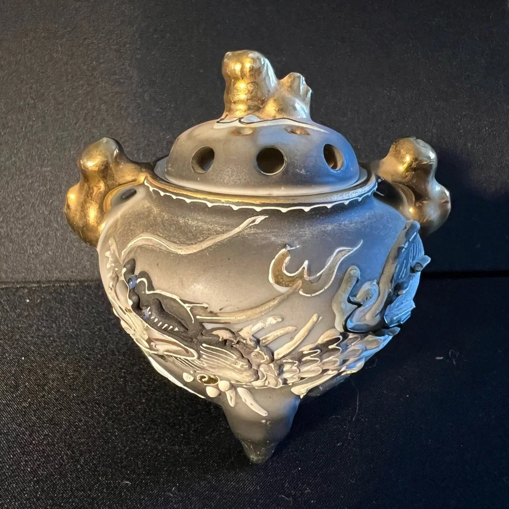 Porcelain tiny teapot. - Picture 2 of 7